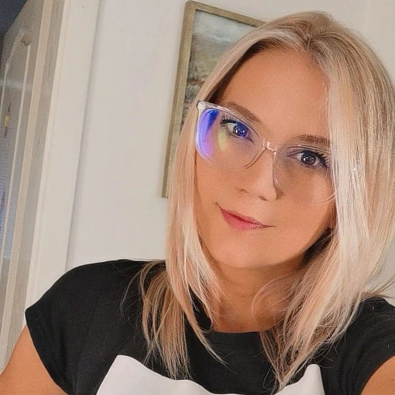 Maja Petrović Neka tvoja vizija bude i ostalim ljudima, kao što su to meni sada, vodilja ka boljem životu, motiv za dane bez negativnih misli, jer, kao što ti kažeš…. - SREĆA VOLI SREĆNE LJUDE.
